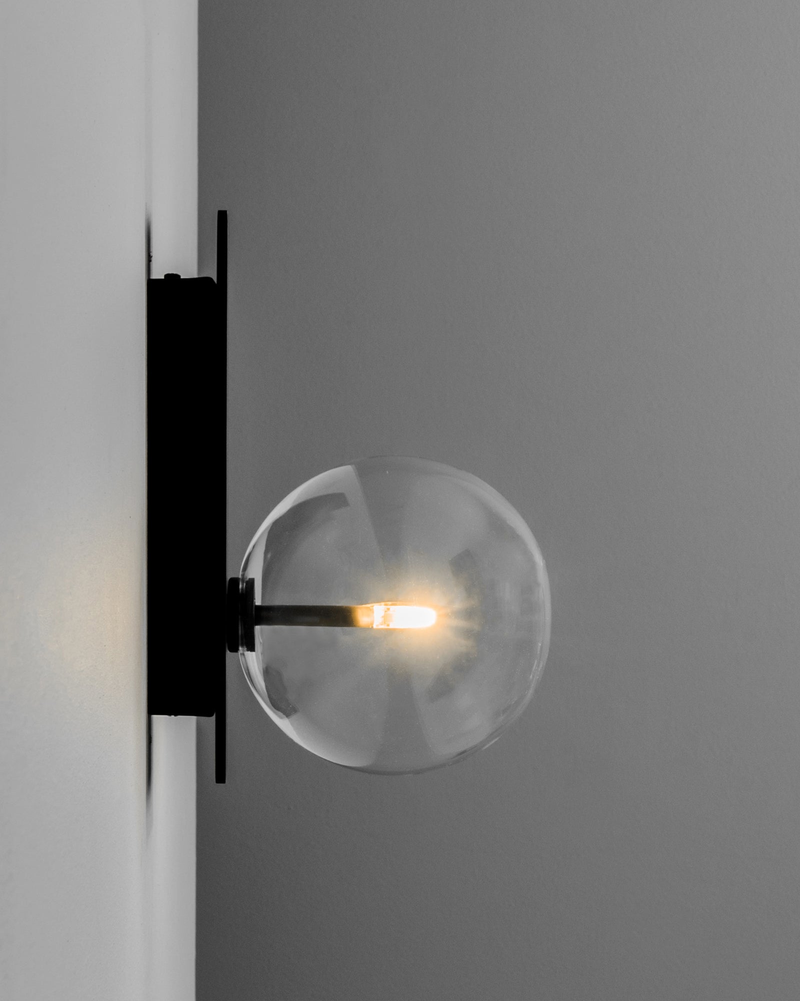 Schwung Oslo Single Black Gunmetal Transparent Globe Wall Light